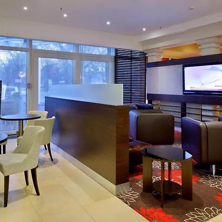 Courtyard By Marriott Maschsee Hotel