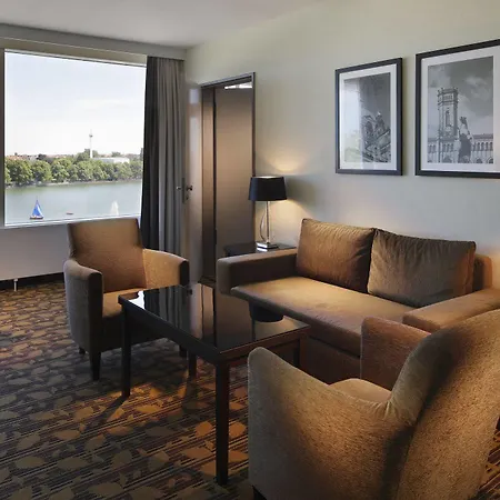 Courtyard By Marriott Maschsee Hotel